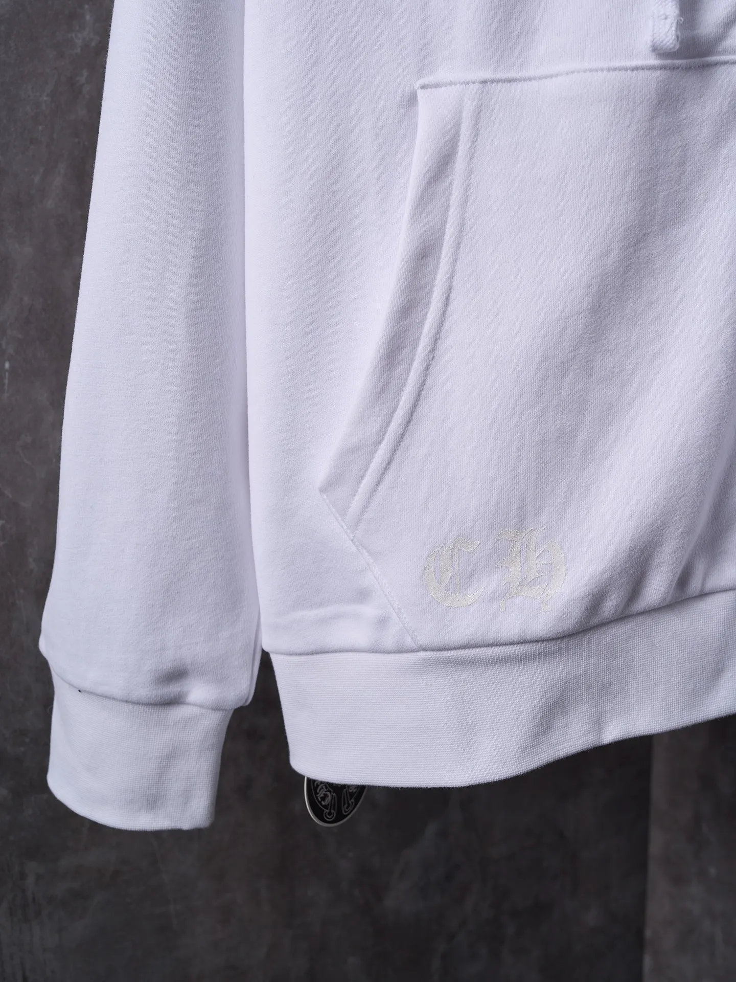 P460 Actual hanging auction】Chrome Hearts/Chrome Hearts ch letter printed zipper hooded jacket [Ready stock] S M L XL custom-made soft cloud wadding 100% cotton velvet feel sweatshirt fabric, delicate and smooth, comfortable and close to the skin, with pure white as the base, indigo lines neatly cracked, Western Gothic bodywork embellished on the chest, controlling the visual focus, and extending vertically from the wrist to the shoulder line, a magic touch to break the monotony of the sweatshirt The zippered hooded silhouette deconstructs the lazy drape carrying suede. When Gothic fonts meet all-white, it not only retains the coldness of Gothic, but also dissolves the depression of darkness with the purity of white, giving concrete expression to the sweet-cool balance and unlocking a multi-faceted style. Glue printing is used. The printing has been modified three times with film screens. Use glue liquid paint to print the pattern on the fabric. Bake the fabric to fix the printing pattern. The fabrics have been washed and have a better hand texture. It is not easy to deform and not shrink. 不易褪色 保持长久的美观，宽松版型